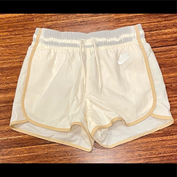Nike shorts with mesh liner size xs EUC - Picture 1 of 4